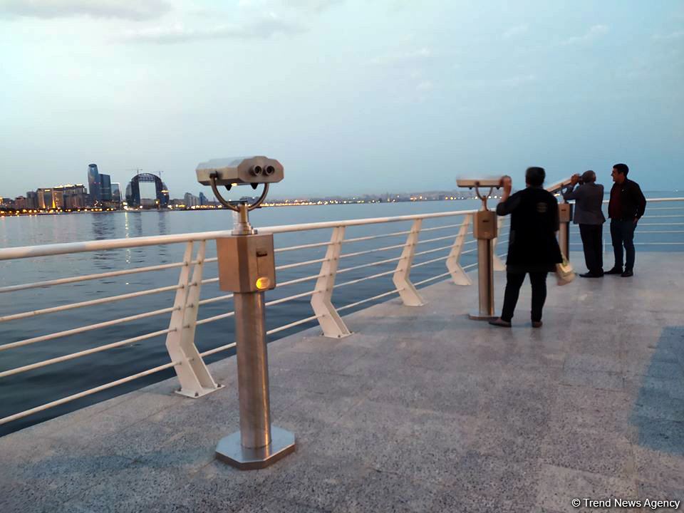 На Бакинском бульваре установлены смотровые бинокли (ФОТО)