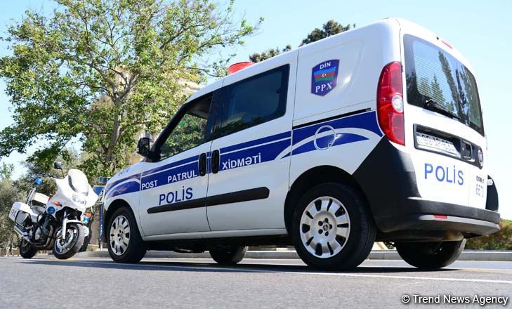 Сотрудники полиции принимают меры в связи с пожаром в торговом центре в Баку
