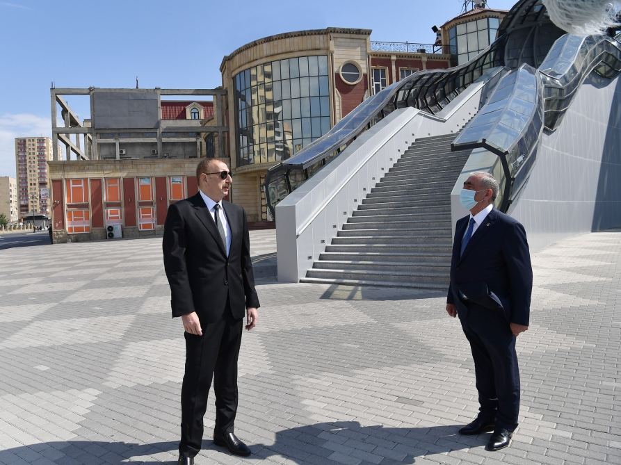 Президент Ильхам Алиев принял участие в открытии надземного пешеходного перехода на улице Неаполя в Баку (ФОТО/ВИДЕО)