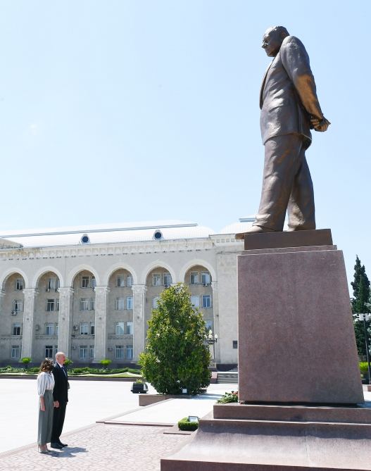 Президент Ильхам Алиев и Первая леди Мехрибан Алиева прибыли в Гянджу (ФОТО) (версия 2)