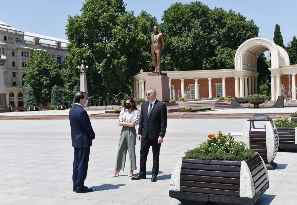 Президент Ильхам Алиев и Первая леди Мехрибан Алиева прибыли в Гянджу (ФОТО) (версия 2)