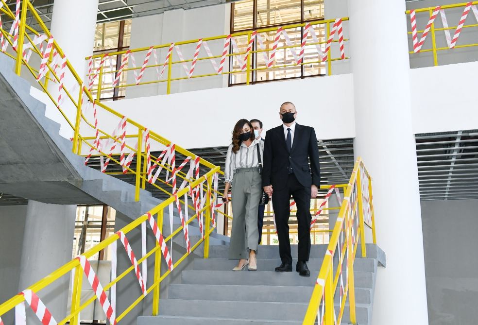 Президент Ильхам Алиев и Первая леди Мехрибан Алиева ознакомились со строительством нового здания Гянджинского государственного драмтеатра (ФОТО/ВИДЕО)