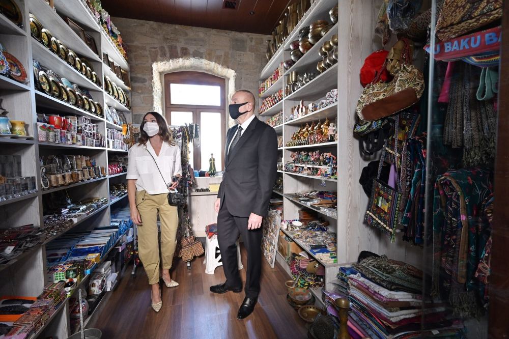 Президент Ильхам Алиев и Первая леди Мехрибан Алиева ознакомились с восстановительно-консервационными работами в части Ичеришехер (ФОТО/ВИДЕО) (версия 3)