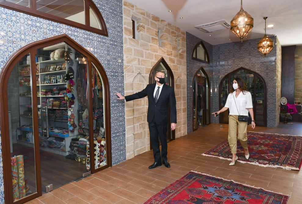 Президент Ильхам Алиев и Первая леди Мехрибан Алиева ознакомились с восстановительно-консервационными работами в части Ичеришехер (ФОТО/ВИДЕО) (версия 3)