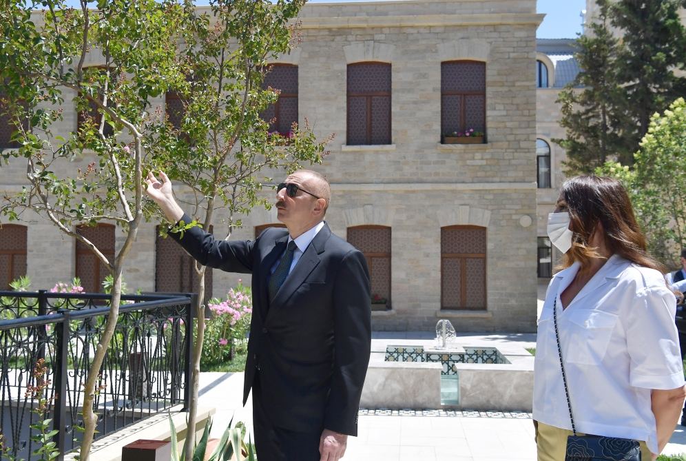 Президент Ильхам Алиев и Первая леди Мехрибан Алиева ознакомились с восстановительно-консервационными работами в части Ичеришехер (ФОТО/ВИДЕО) (версия 3)