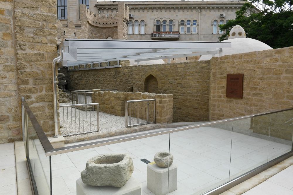 Президент Ильхам Алиев и Первая леди Мехрибан Алиева ознакомились с восстановительно-консервационными работами в части Ичеришехер (ФОТО/ВИДЕО) (версия 3)