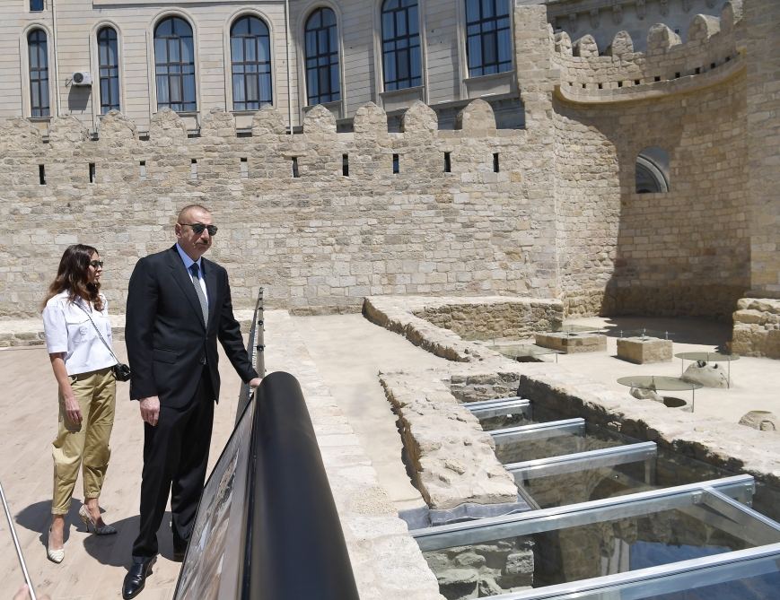 Президент Ильхам Алиев и Первая леди Мехрибан Алиева ознакомились с восстановительно-консервационными работами в части Ичеришехер (ФОТО/ВИДЕО) (версия 3)