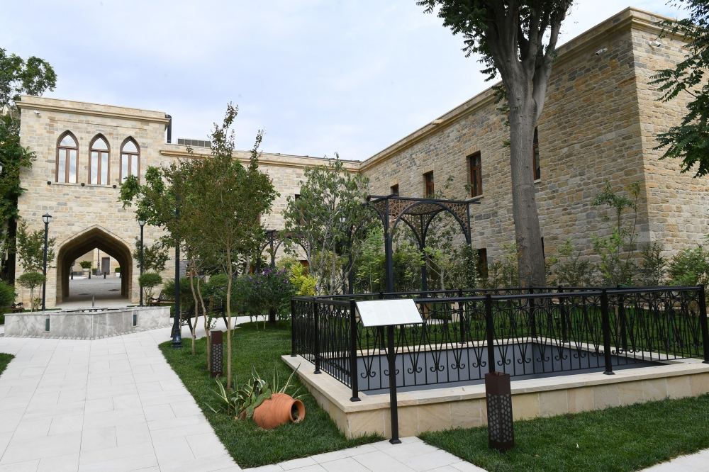 Президент Ильхам Алиев и Первая леди Мехрибан Алиева ознакомились с восстановительно-консервационными работами в части Ичеришехер (ФОТО/ВИДЕО) (версия 3)