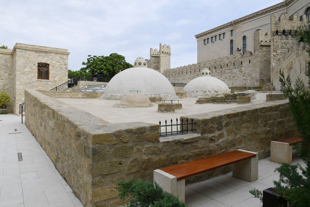 Президент Ильхам Алиев и Первая леди Мехрибан Алиева ознакомились с восстановительно-консервационными работами в части Ичеришехер (ФОТО/ВИДЕО) (версия 3)