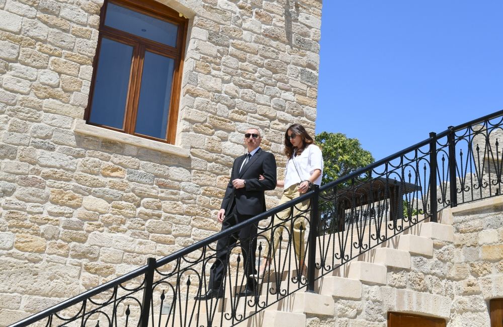 Президент Ильхам Алиев и Первая леди Мехрибан Алиева ознакомились с восстановительно-консервационными работами в части Ичеришехер (ФОТО/ВИДЕО) (версия 3)