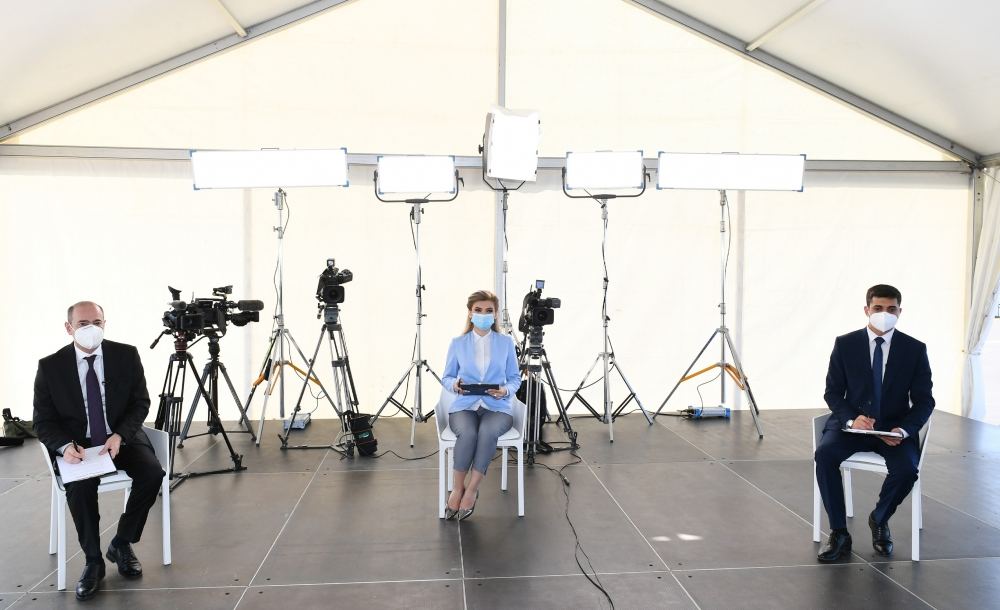 Президент Ильхам Алиев и Первая леди Мехрибан Алиева приняли участие в открытии модульного госпиталя для лечения больных коронавирусом в Баку (ФОТО/ВИДЕО)