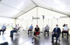 Президент Ильхам Алиев и Первая леди Мехрибан Алиева  приняли участие в церемонии предоставления квартир и автомобилей семьям шехидов и инвалидам войны в Баку (ФОТО/ВИДЕО) (Версия 2)