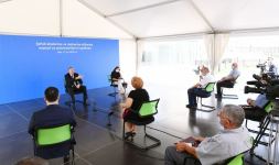 Президент Ильхам Алиев и Первая леди Мехрибан Алиева  приняли участие в церемонии предоставления квартир и автомобилей семьям шехидов и инвалидам войны в Баку (ФОТО/ВИДЕО) (Версия 2)