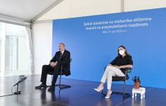 Президент Ильхам Алиев и Первая леди Мехрибан Алиева  приняли участие в церемонии предоставления квартир и автомобилей семьям шехидов и инвалидам войны в Баку (ФОТО/ВИДЕО) (Версия 2)