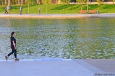 Оазис в центре Баку - под открытым небом у озера с синеватой чистой водой (ФОТО)