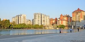 Оазис в центре Баку - под открытым небом у озера с синеватой чистой водой (ФОТО)