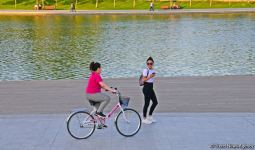 Оазис в центре Баку - под открытым небом у озера с синеватой чистой водой (ФОТО)