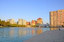 Оазис в центре Баку - под открытым небом у озера с синеватой чистой водой (ФОТО)