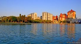 Оазис в центре Баку - под открытым небом у озера с синеватой чистой водой (ФОТО)