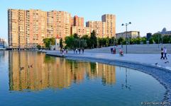 Оазис в центре Баку - под открытым небом у озера с синеватой чистой водой (ФОТО)
