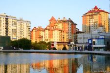 Оазис в центре Баку - под открытым небом у озера с синеватой чистой водой (ФОТО)