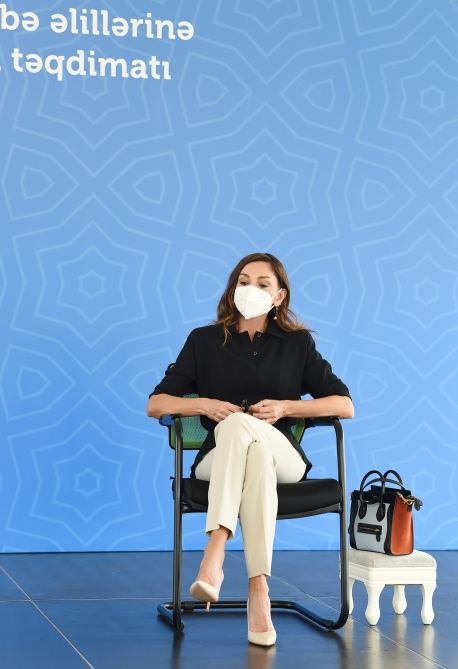 Президент Ильхам Алиев и Первая леди Мехрибан Алиева  приняли участие в церемонии предоставления квартир и автомобилей семьям шехидов и инвалидам войны в Баку (ФОТО/ВИДЕО) (Версия 2)