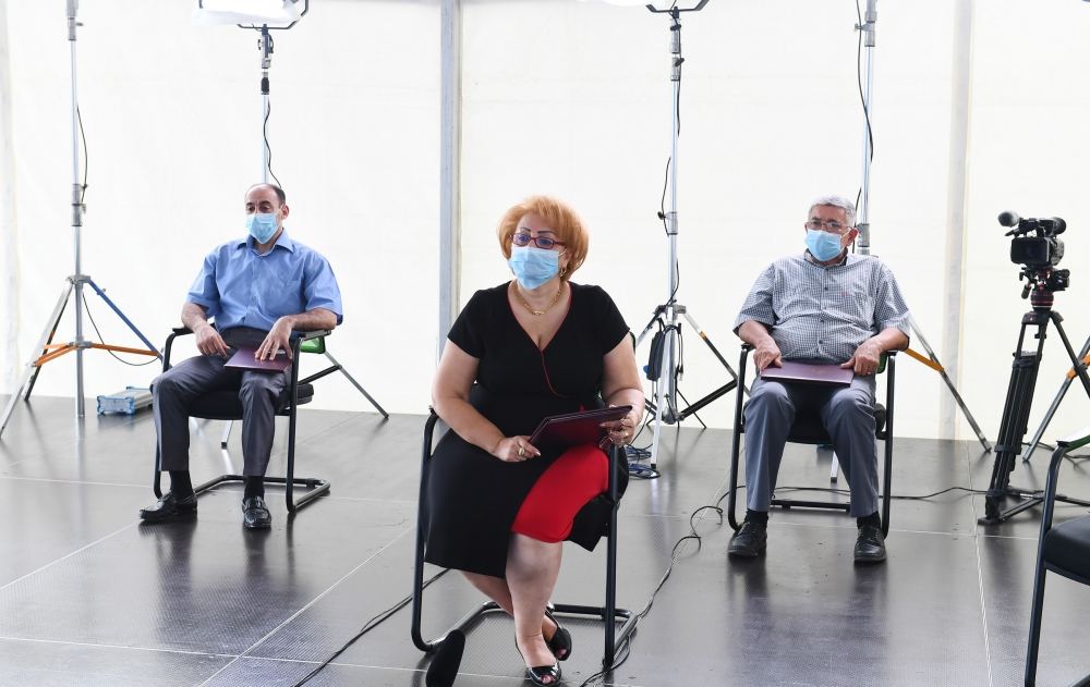 Президент Ильхам Алиев и Первая леди Мехрибан Алиева  приняли участие в церемонии предоставления квартир и автомобилей семьям шехидов и инвалидам войны в Баку (ФОТО/ВИДЕО) (Версия 2)