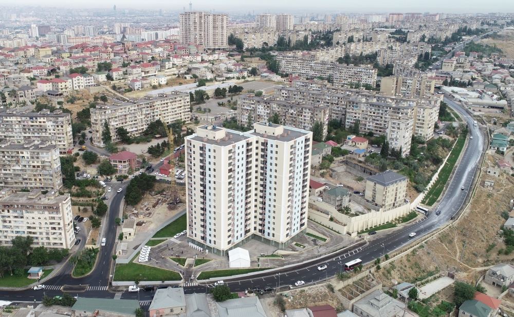 Президент Ильхам Алиев и Первая леди Мехрибан Алиева  приняли участие в церемонии предоставления квартир и автомобилей семьям шехидов и инвалидам войны в Баку (ФОТО/ВИДЕО) (Версия 2)