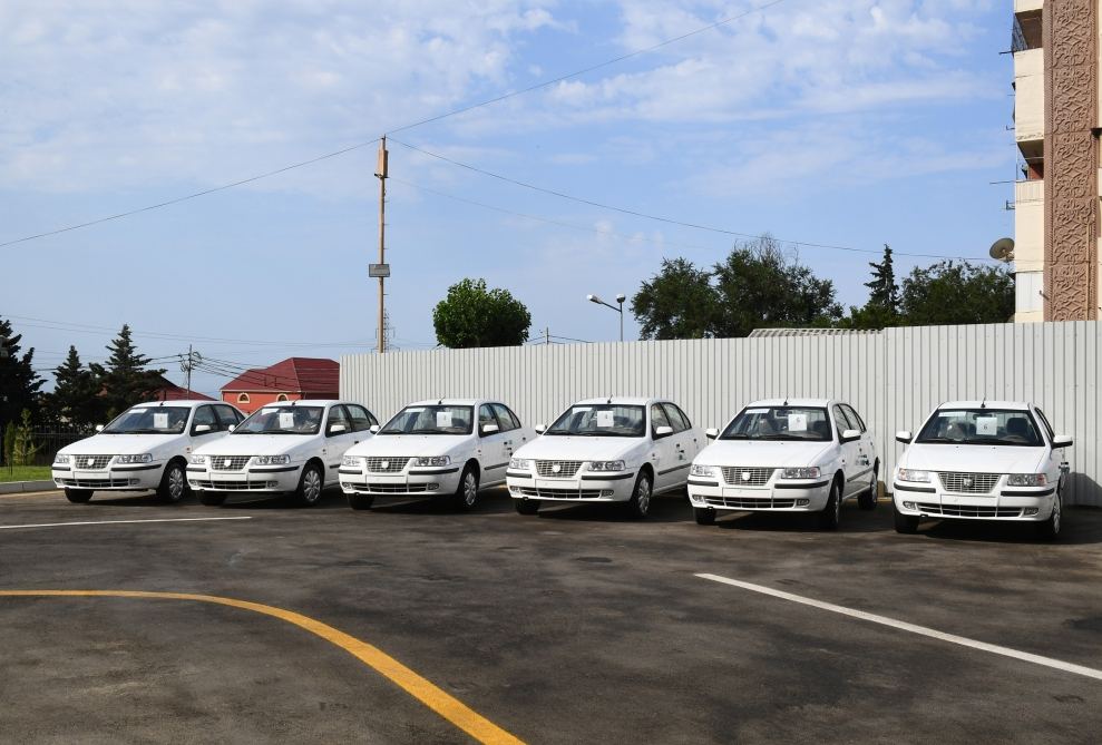 Президент Ильхам Алиев и Первая леди Мехрибан Алиева  приняли участие в церемонии предоставления квартир и автомобилей семьям шехидов и инвалидам войны в Баку (ФОТО/ВИДЕО) (Версия 2)