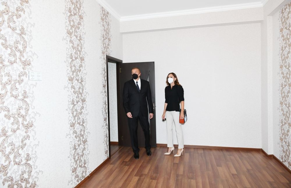 Президент Ильхам Алиев и Первая леди Мехрибан Алиева  приняли участие в церемонии предоставления квартир и автомобилей семьям шехидов и инвалидам войны в Баку (ФОТО/ВИДЕО) (Версия 2)