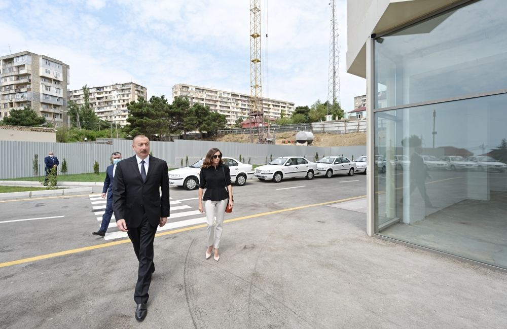 Президент Ильхам Алиев и Первая леди Мехрибан Алиева  приняли участие в церемонии предоставления квартир и автомобилей семьям шехидов и инвалидам войны в Баку (ФОТО/ВИДЕО) (Версия 2)