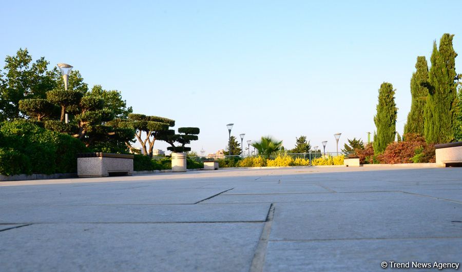 Оазис в центре Баку - под открытым небом у озера с синеватой чистой водой (ФОТО)