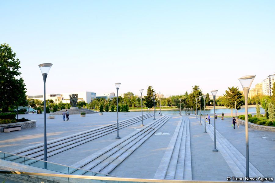 Оазис в центре Баку - под открытым небом у озера с синеватой чистой водой (ФОТО)