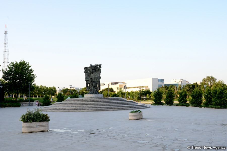 Оазис в центре Баку - под открытым небом у озера с синеватой чистой водой (ФОТО)