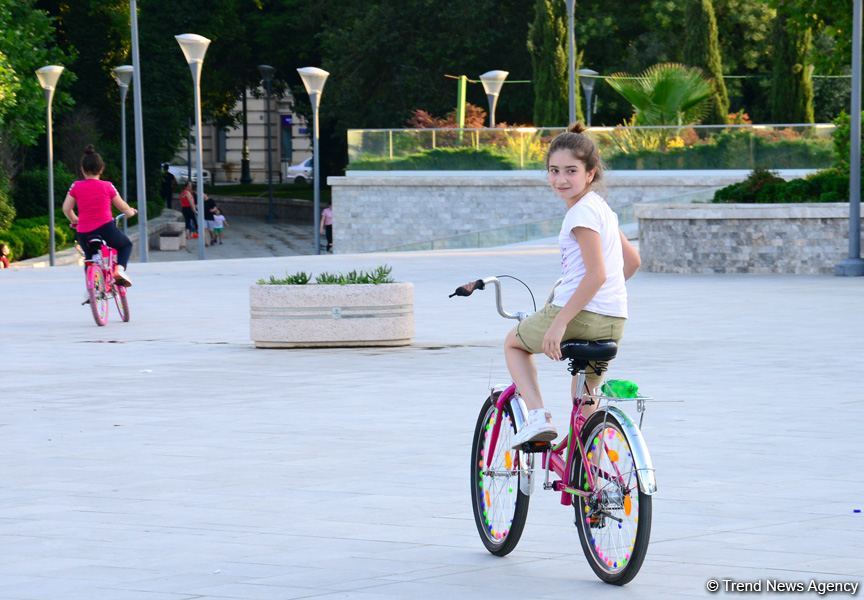 Оазис в центре Баку - под открытым небом у озера с синеватой чистой водой (ФОТО)