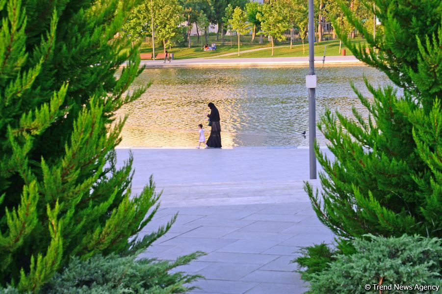 Оазис в центре Баку - под открытым небом у озера с синеватой чистой водой (ФОТО)