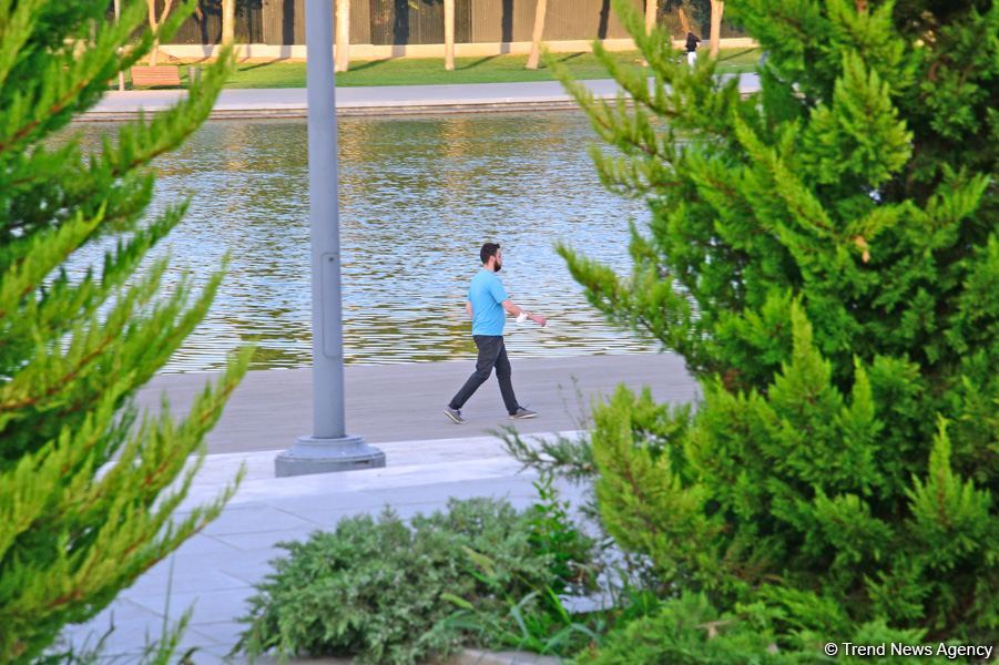 Оазис в центре Баку - под открытым небом у озера с синеватой чистой водой (ФОТО)