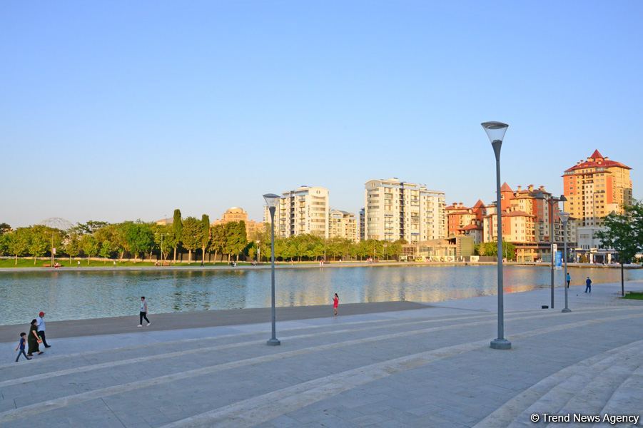 Оазис в центре Баку - под открытым небом у озера с синеватой чистой водой (ФОТО)
