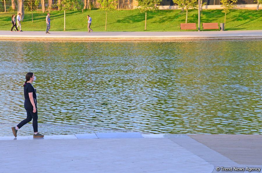 Оазис в центре Баку - под открытым небом у озера с синеватой чистой водой (ФОТО)