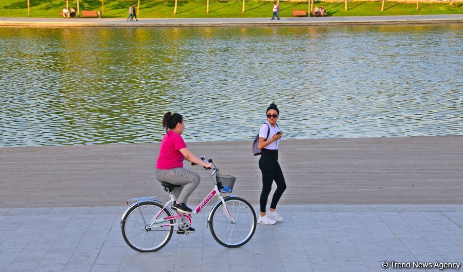 Оазис в центре Баку - под открытым небом у озера с синеватой чистой водой (ФОТО)