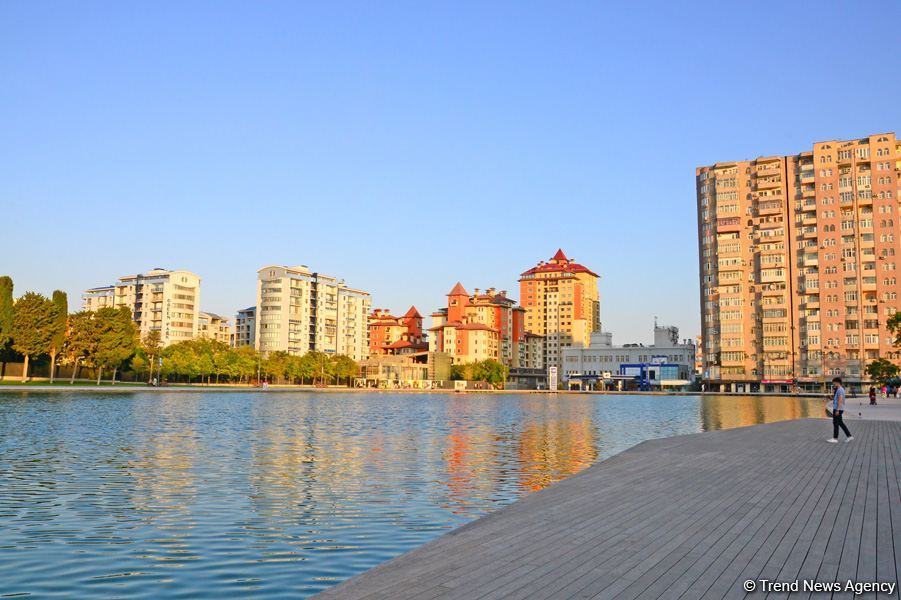 Оазис в центре Баку - под открытым небом у озера с синеватой чистой водой (ФОТО)