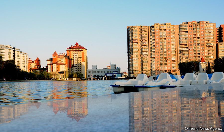 Оазис в центре Баку - под открытым небом у озера с синеватой чистой водой (ФОТО)