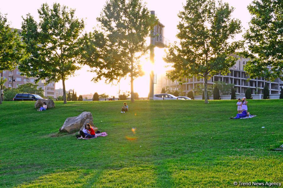 Оазис в центре Баку - под открытым небом у озера с синеватой чистой водой (ФОТО)