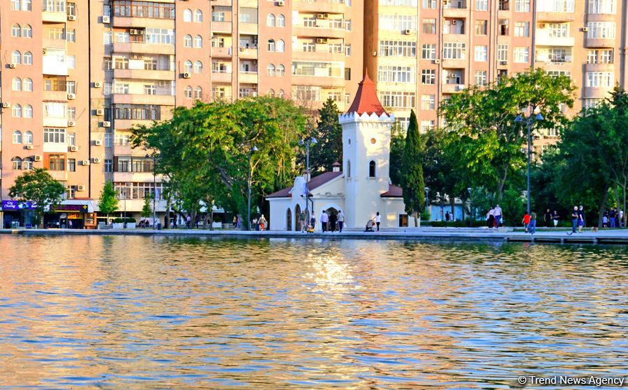 Оазис в центре Баку - под открытым небом у озера с синеватой чистой водой (ФОТО)