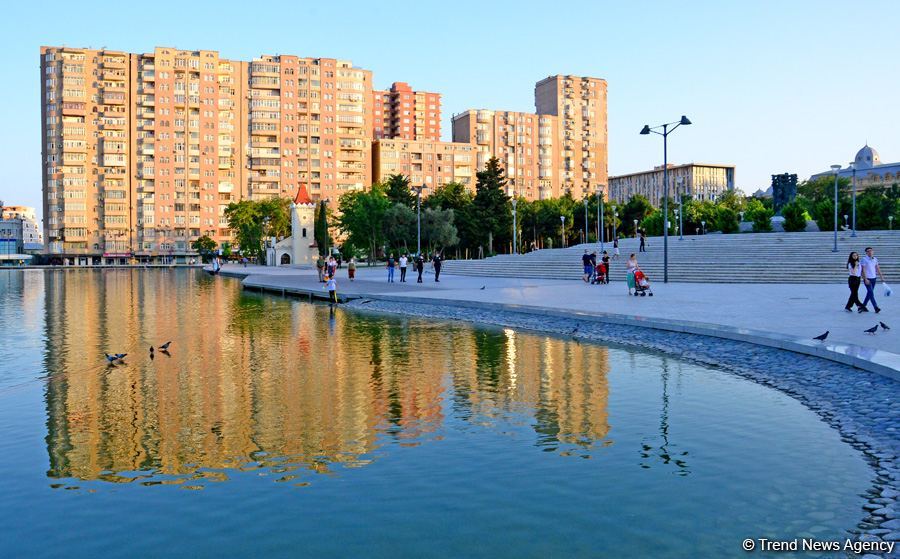 Оазис в центре Баку - под открытым небом у озера с синеватой чистой водой (ФОТО)