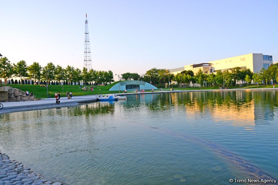 Оазис в центре Баку - под открытым небом у озера с синеватой чистой водой (ФОТО)