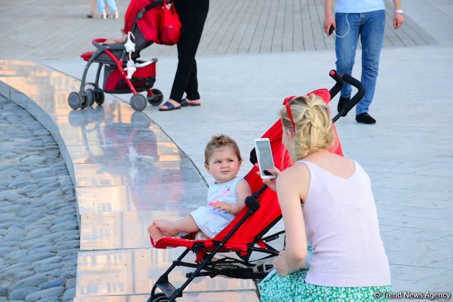 Оазис в центре Баку - под открытым небом у озера с синеватой чистой водой (ФОТО)