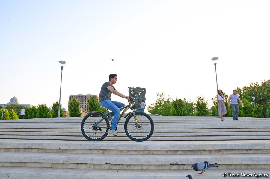 Оазис в центре Баку - под открытым небом у озера с синеватой чистой водой (ФОТО)