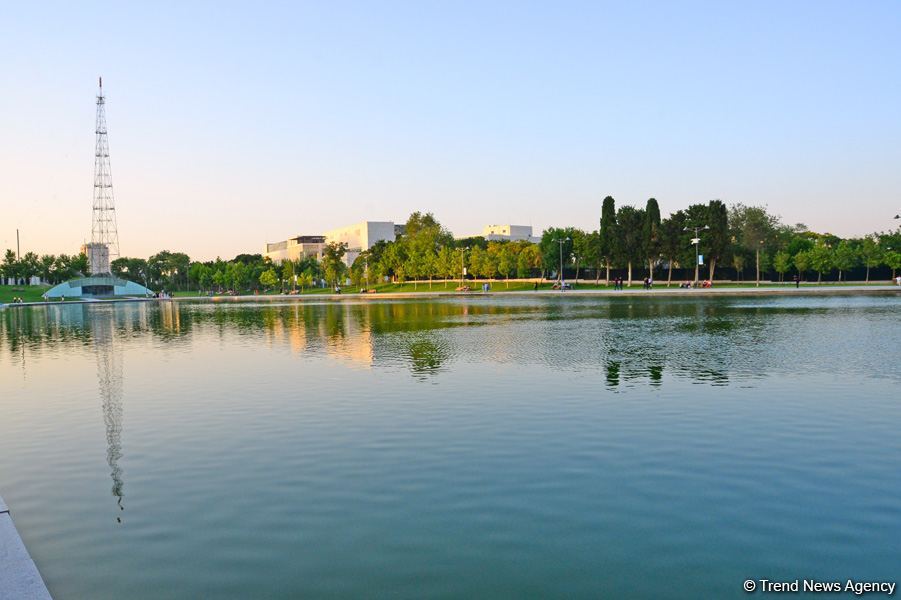 Оазис в центре Баку - под открытым небом у озера с синеватой чистой водой (ФОТО)