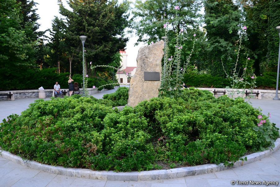 Оазис в центре Баку - под открытым небом у озера с синеватой чистой водой (ФОТО)